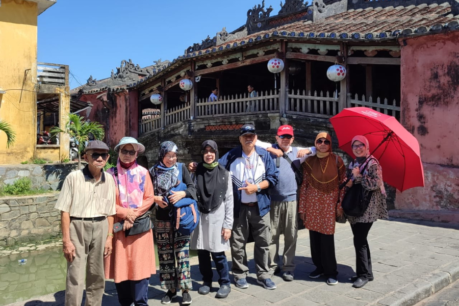 Private tour guide assisting a Muslim family during a customized travel itinerary with certified halal food in Vietnam