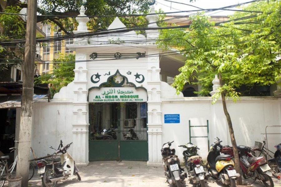 Exterior view of the historic Al-Noor Mosque on Hang Luoc Street near popular spots for halal food in Vietnam Old Quarter