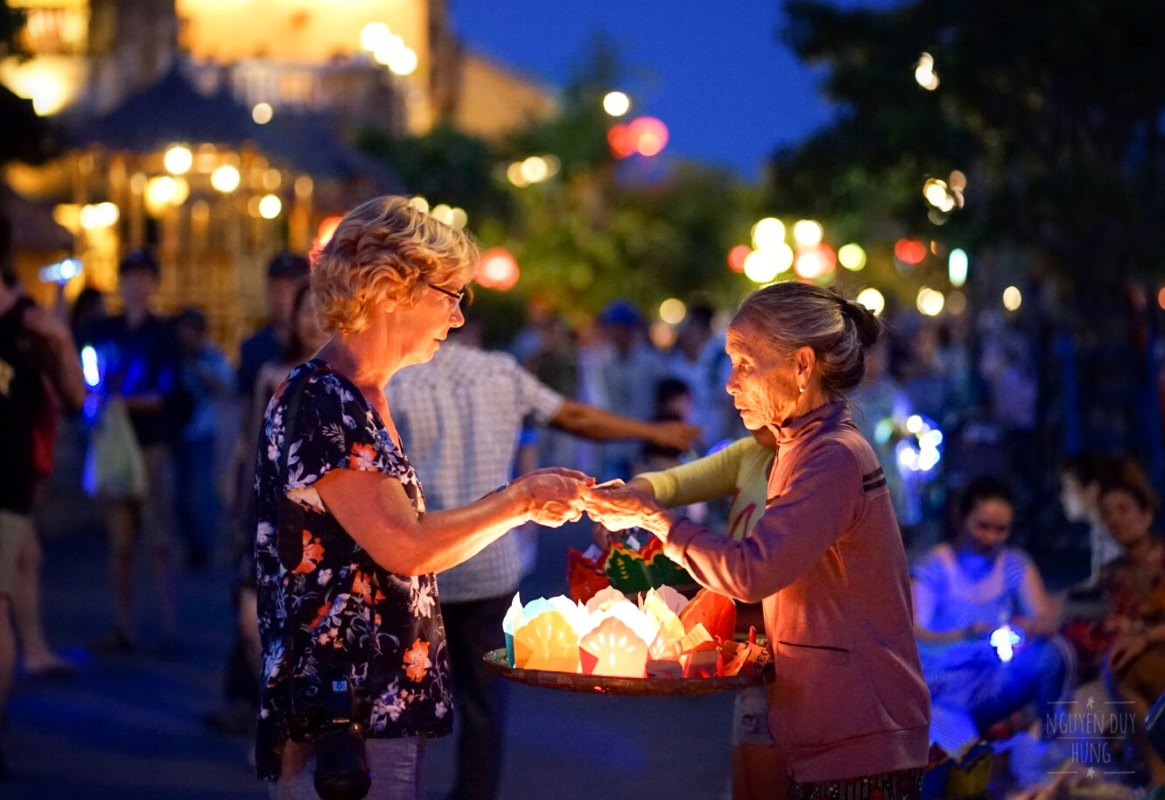 A Great Moment Before Lifting The Lantern In Hoi An