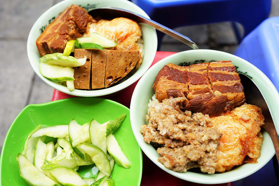 Steaming parcel of golden turmeric sticky rice, topped with smooth shaved mung bean puree and fragrant fried shallots