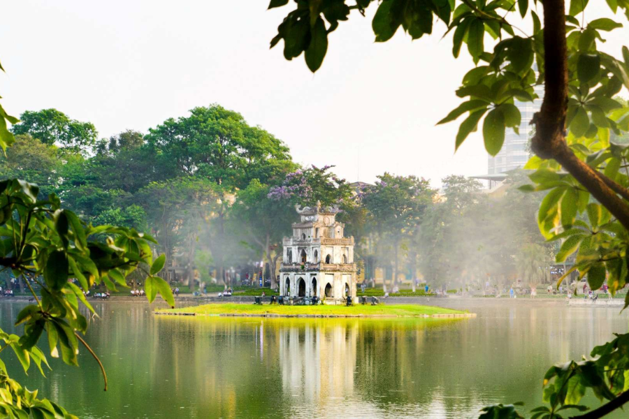 The peaceful atmosphere in Hoan Kiem Lake in the early morning