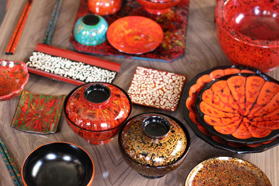Traditional lacquerware polishing craft